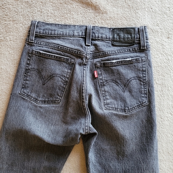 Levi's Wedgie Straight Black Embers faded black cropped raw hem jeans size 26 - Picture 9 of 15